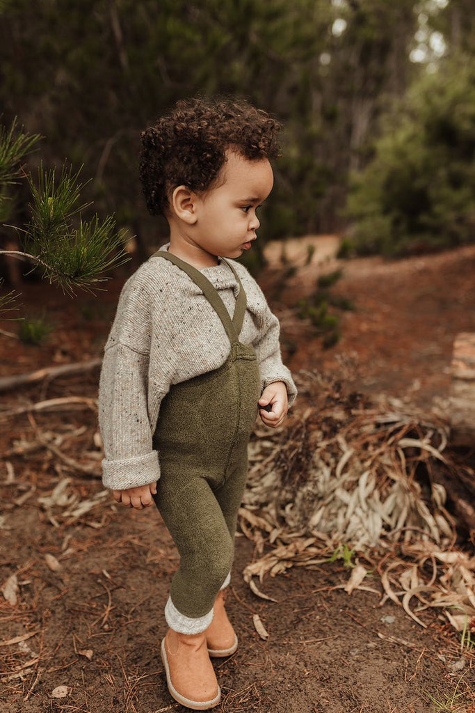US stockist of Silly Silas' gender neutral, footless Teddy tights in Olive.  Made from 100% okeo tex cotton with retro braces.