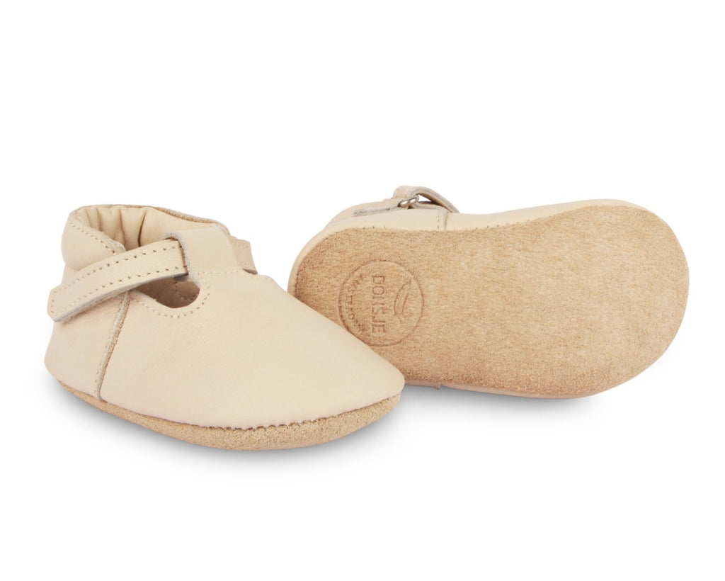 US stockist of Donsje USA's Elia premium handmade leather t-bar shoes.  Cream in color with velcro fastening.  Sizes 0-12 mths have soft sole, 12-30mths have a soft flexible, rubber sole.