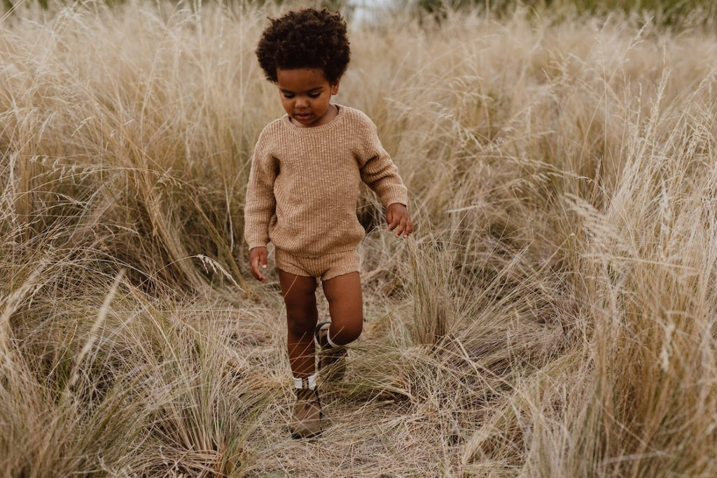 US stockist of Grown Clothing's gender neutral chunky knit rib bloomers in warm brown. Made from 100% cotton with an elastic waistband and two mock wooden buttons.