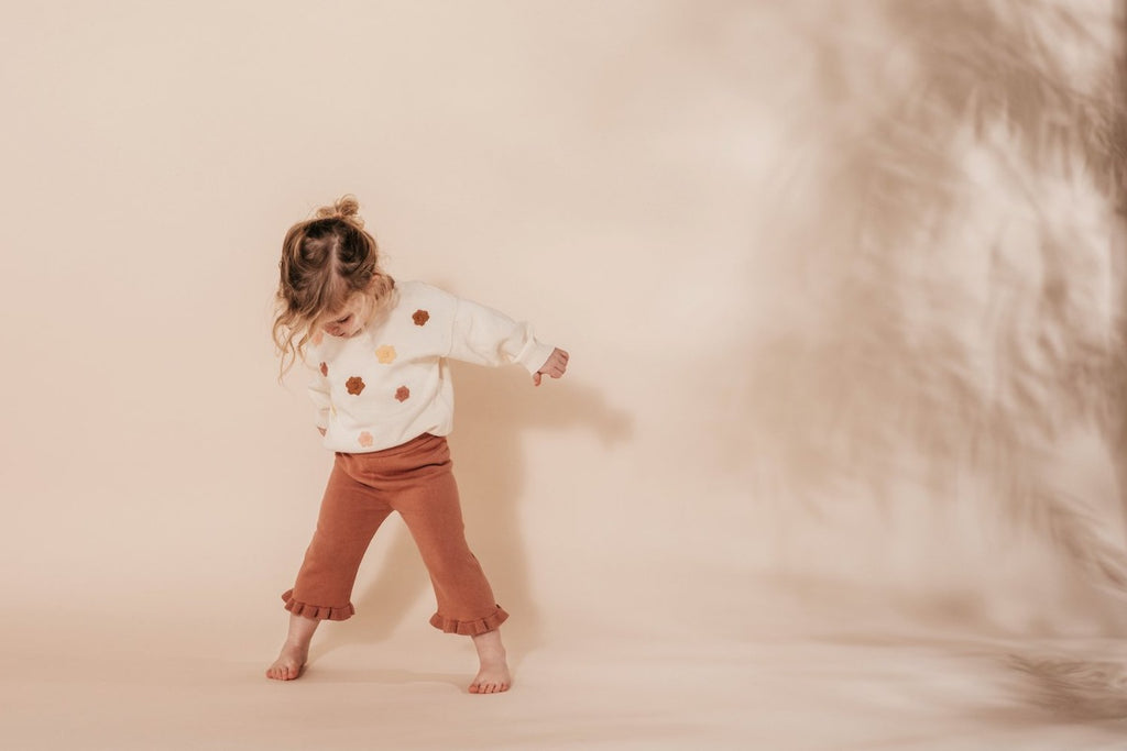 US stockist of Grown Clothing's organic knit cotton terracotta rose pants.  Features elastic waist with a rib frill hem and slightly cropped, loose leg.
