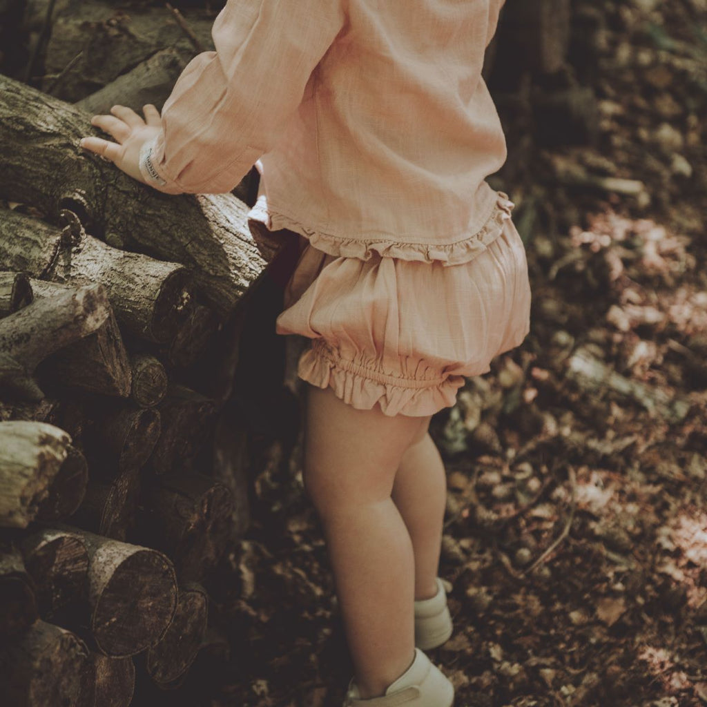 US stockist of Donsje's linen blend, Gwenda Bloomers in Vintage Pink.  Features a ruffle hem.