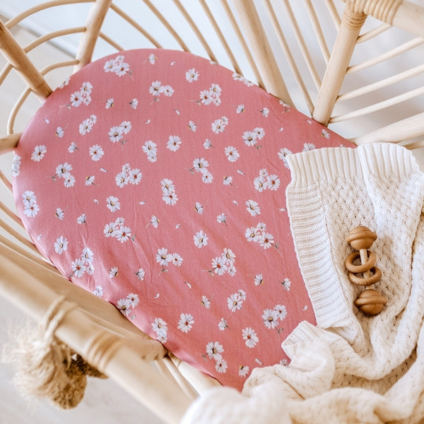 US stockist of Snuggle Hunny Kid's Daisy stretch cotton jersey bassinet sheet. Dusky pink color with white daisy print which can also be used as a changing mat cover.