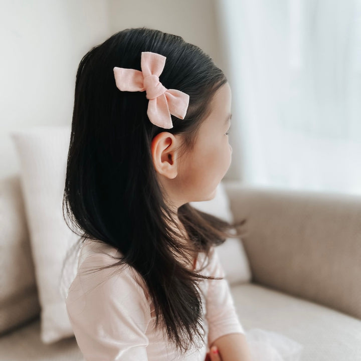US stockist of Josie Joan's Charlie classic bow clip.  Made from cotton/linen in a shade of soft pink.