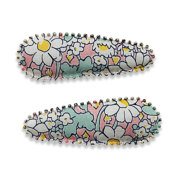 US stockist of Josie Joan's Tara hair clip set. Gorgeous light pink fabric with contrasting white daisies.
