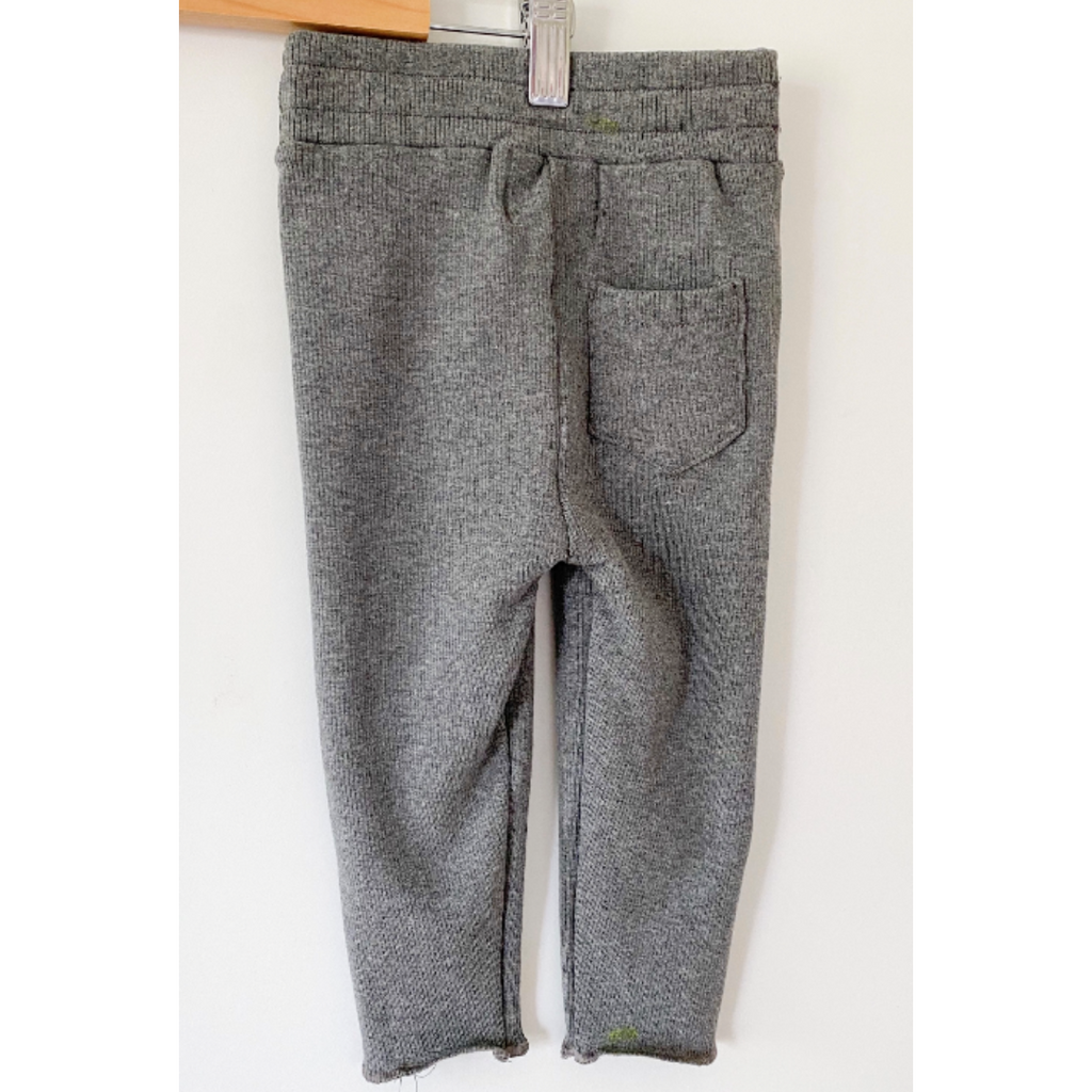 US stockist of Fable & Ford's ribbed cotton leggings with a pocket on the back.  In a lovely slate grey.