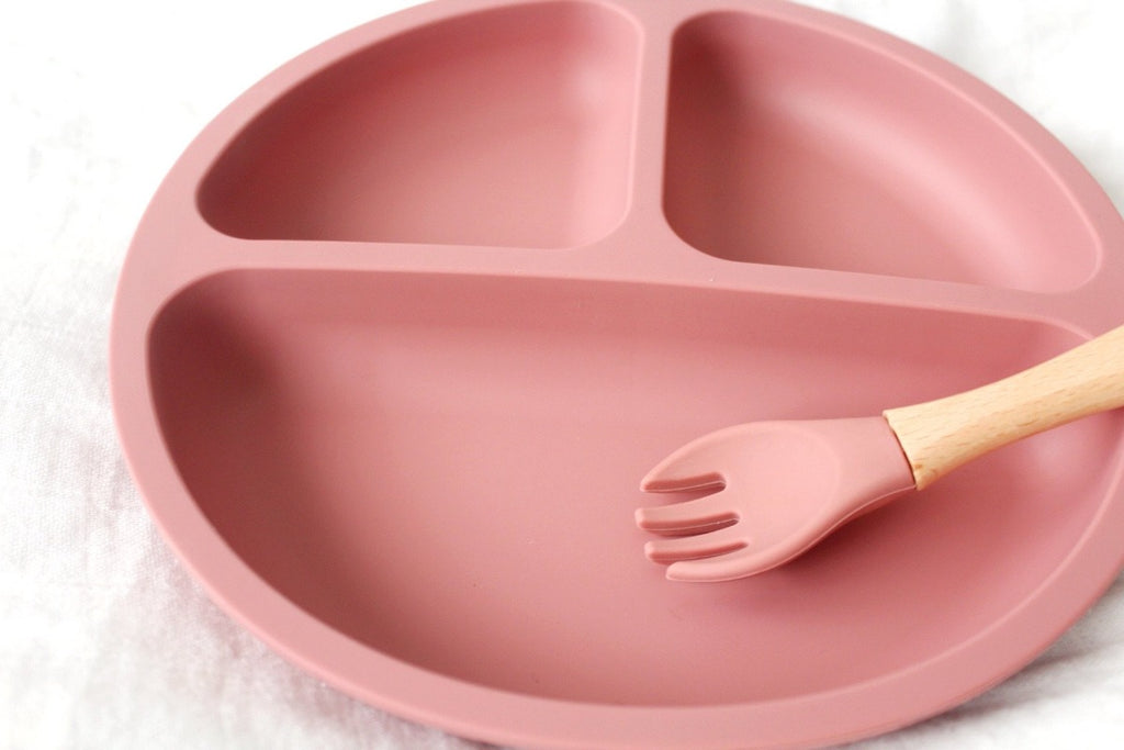US stockist of Foxx & Willow's Rose silicone suction plate with 3 sections. Comes with matching wood + silicone fork.  Plate measures 7.80" in diameter and fork measures 5.51" in length.