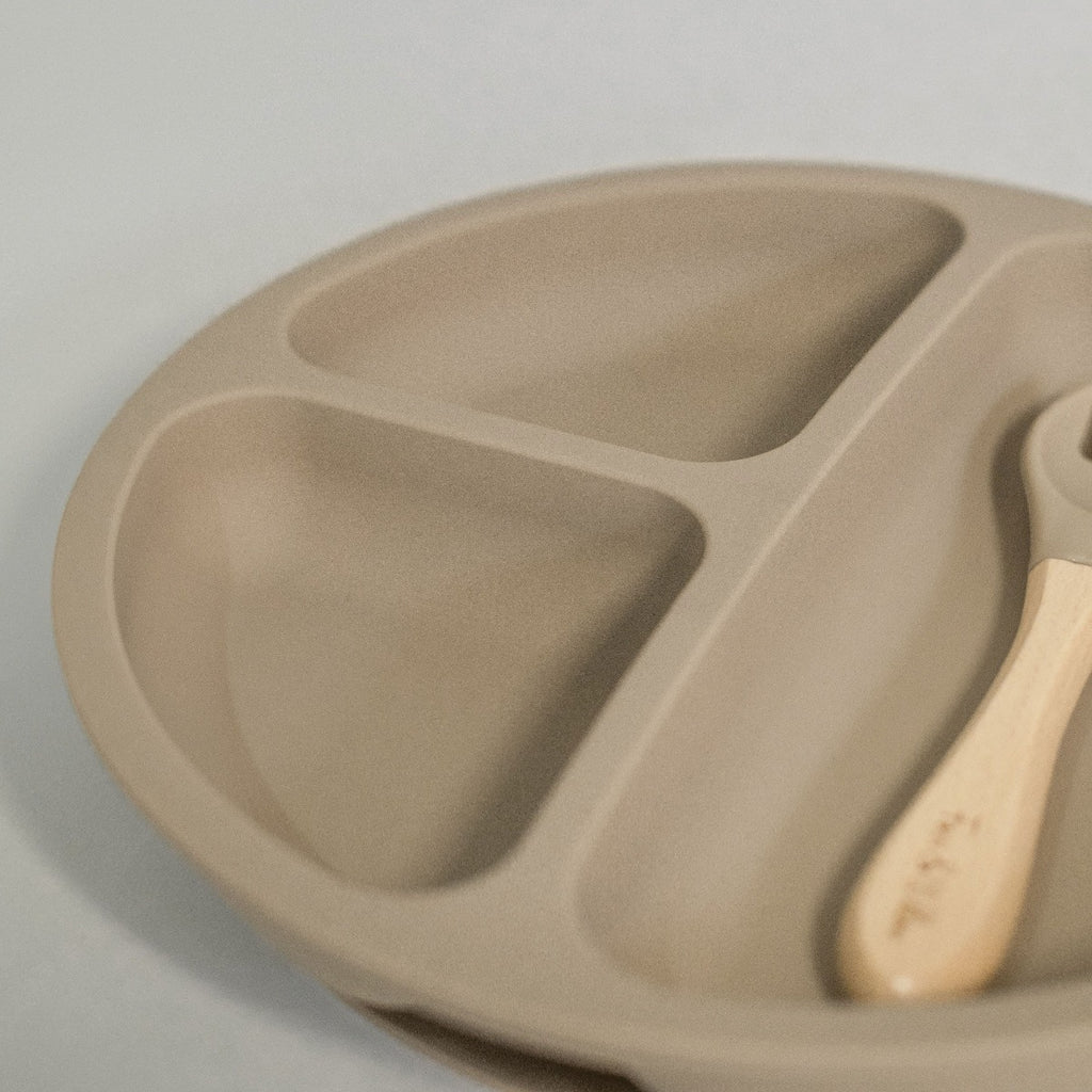 US stockist of Foxx & Willow's Cinnamon silicone suction plate with 3 sections. Comes with matching wood + silicone fork.  Plate measures 7.80" in diameter and fork measures 5.51" in length.